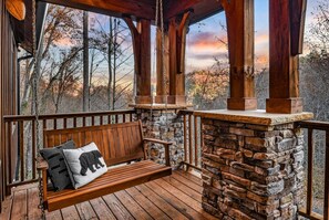 Terrace/patio - Pearl's Mountain Retreat 3 Bedroom Cabin (Sevierville)