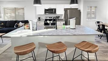 Casa adosada, 3 habitaciones | Cocina privada