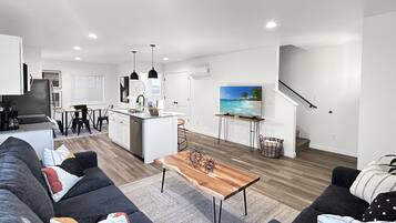 Townhouse, 3 kamar tidur | Area keluarga | Smart TV