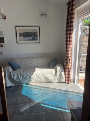 Living area - "Athina" - Apartment with sea view and 2 balconies, pet friendly (Schisma Elountas)