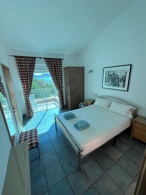 2 bedrooms, iron/ironing board, WiFi, bed sheets - "Athina" - Apartment with sea view and 2 balconies, pet friendly (Schisma Elountas)