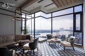 Suite Royal, 1 habitación, Acceso al salón del club, vistas al río | Zona de estar | Una Smart TV, una chimenea, Netflix, un altavoz inteligente