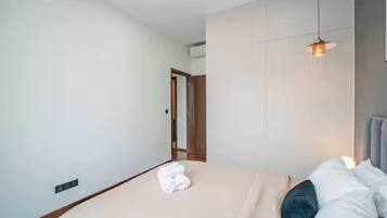 Royal suite, 1 slaapkamer, toegang tot de clublounge, uitzicht op rivier | Lakens van Egyptisch katoen, luxe beddengoed, donsdekens