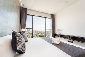 Familie suite, 3 slaapkamers, toegang tot de clublounge, uitzicht op rivier | Lakens van Egyptisch katoen, luxe beddengoed, donsdekens