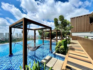 Una piscina al aire libre