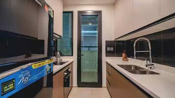 Royal suite, 1 slaapkamer, toegang tot de clublounge, uitzicht op rivier | Privékeuken | Een koelkast met diepvriezer, een microgolfoven, een oven, een kookplaat