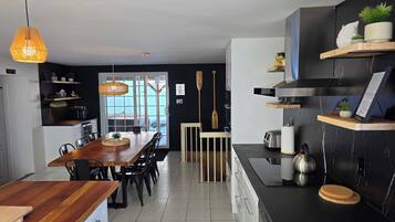 Een koelkast, een magnetron, een oven, een kookplaat