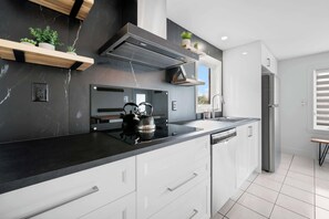 Fridge, microwave, oven, stovetop - Nature & Relaxation with Spa | Chalet La Shred (Petite-Rivière-Saint-François)