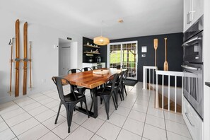 Dining - Nature & Relaxation with Spa | Chalet La Shred (Petite-Rivière-Saint-François)