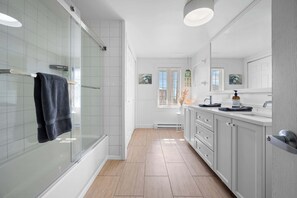 Shower, hair dryer, towels - Nature & Relaxation with Spa | Chalet La Shred (Petite-Rivière-Saint-François)