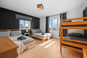 3 bedrooms, travel cot, WiFi, bed sheets - Nature & Relaxation with Spa | Chalet La Shred (Petite-Rivière-Saint-François)