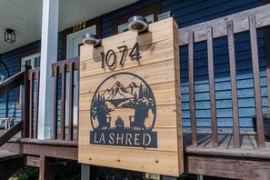 Exterior detail - Nature & Relaxation with Spa | Chalet La Shred (Petite-Rivière-Saint-François)