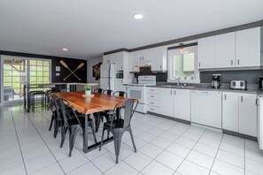 Fridge, microwave, oven, stovetop - Nature & Relaxation with Spa | Chalet La Shred (Petite-Rivière-Saint-François)