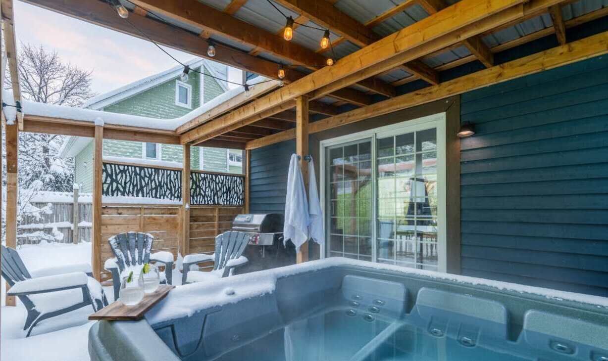 Outdoor spa tub