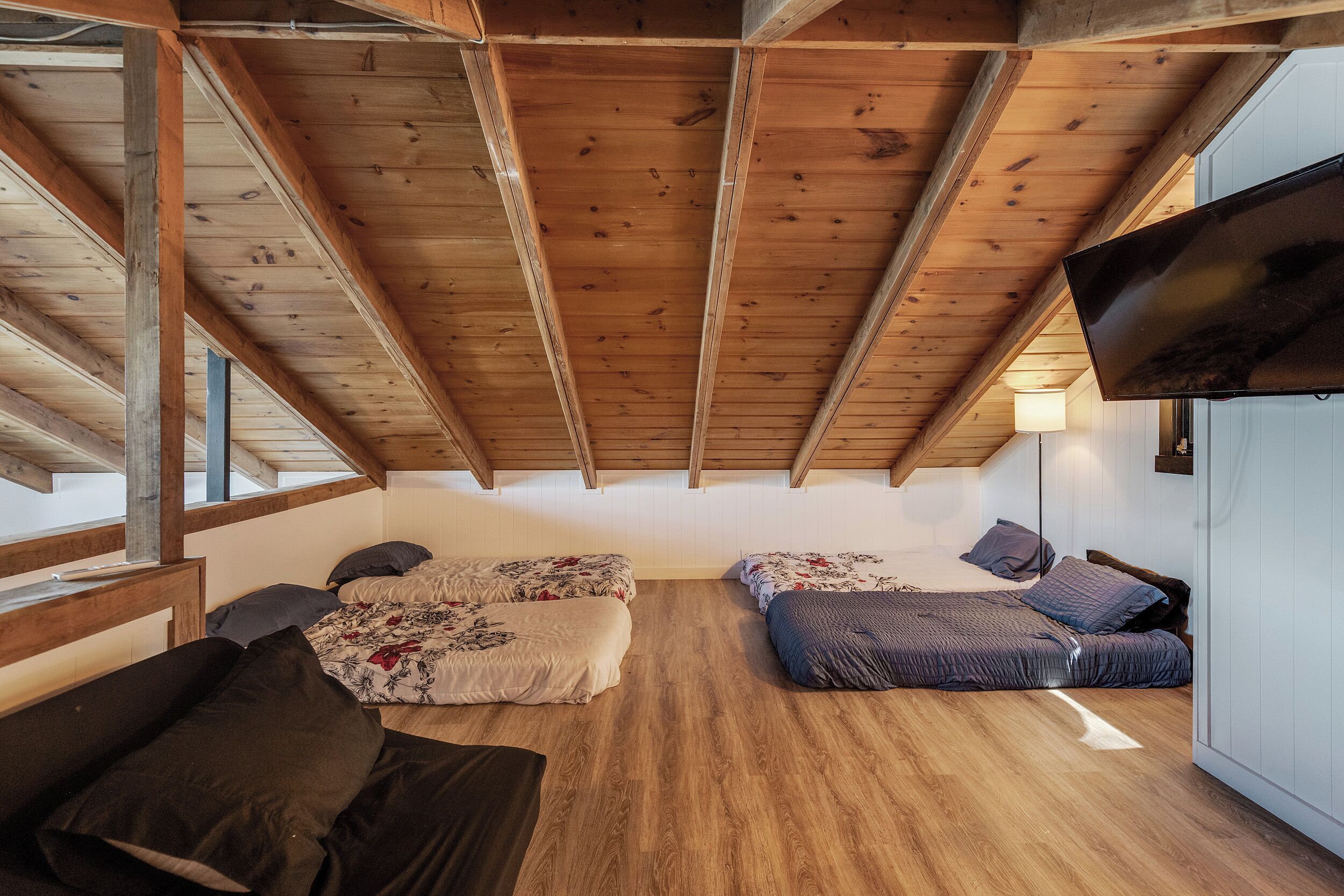 2 عدّة غرف نوم وملاءات أسرّة