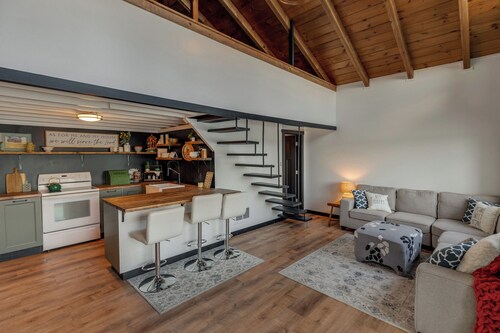 Shamineau Shores Cabin: Modern Lakefront Retreat for Families, near Brainerd.