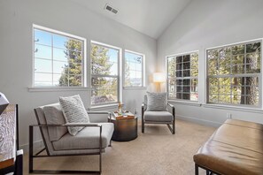 Smart TV, fireplace, offices - Heavenly Lakeview - Modern Tahoe Escape (South Lake Tahoe)