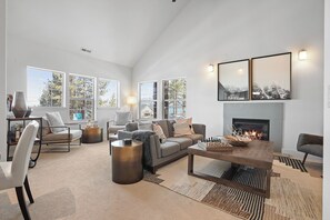 Smart TV, chimenea y oficina 