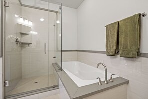 Shower, hair dryer, towels - Heavenly Lakeview - Modern Tahoe Escape (South Lake Tahoe)