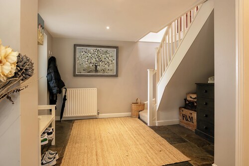 Lovely 5BD Home with Cinema & Games Room