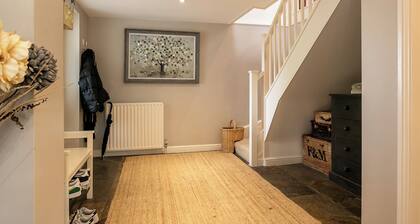 Lovely 5BD Home with Cinema & Games Room