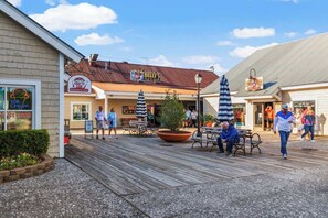 Outdoor dining - Sunny 1BR Bungalow Near the Beach*Palm Court (#16) (North Myrtle Beach)