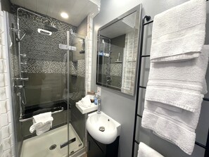 Shower, towels - New! Steps to the Beach | Clean 2BR | Walk to Beach (Gulf Shores)