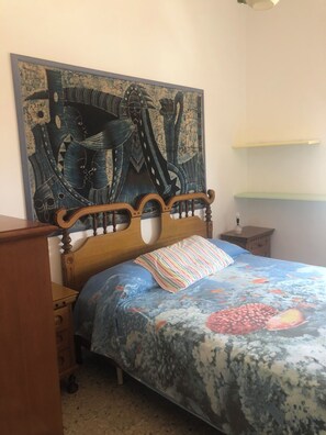 2 عدّة غرف نوم ومكواة/لوح كي وملاءات أسرّة