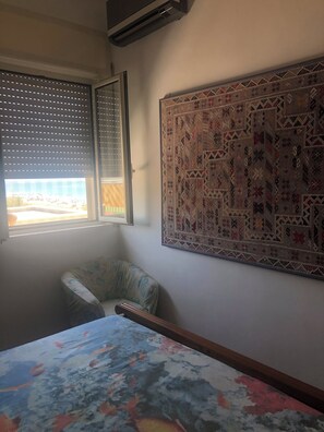 2 makuuhuonetta, silitysrauta/-lauta, vuodevaatteet