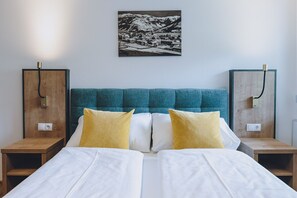 4 chambres, fer et planche à repasser, lit de bébé portatif