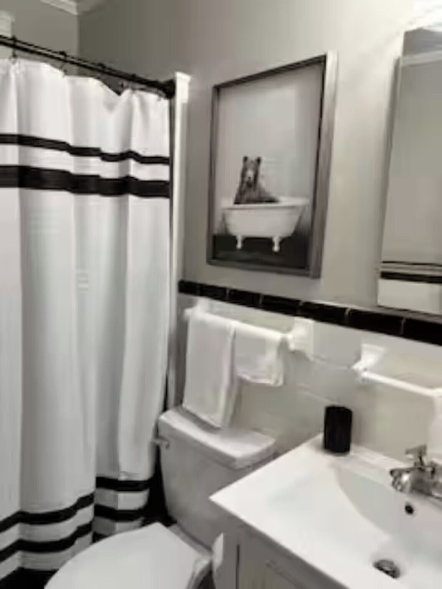 Secador de pelo, toallas, jabón y champú