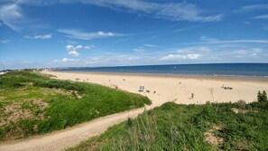 Sur la plage, chaise longue