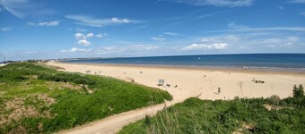 Beachfront Chalet – Detached, Sleeps 6, Pet-Friendly, Heating Included, Wifi