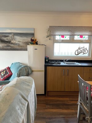 Fridge, microwave, oven, stovetop - Beachfront Chalet – Detached, Sleeps 6, Pet-Friendly, Heating Included, Wifi (Wilsthorpe)