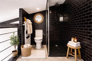 Shower, hair dryer, towels, soap - Loft Penthouse 5min palais and beach private sauna (Cannes)