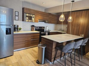 Departamento básico, 2 habitaciones, balcón, vista a la ciudad | Cocina privada | Refrigerador con congelador, microondas, horno y parrilla de estufa 