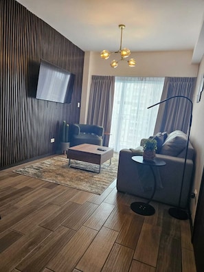 基础公寓, 2 间卧室, 阳台, 城市景观 | 客厅