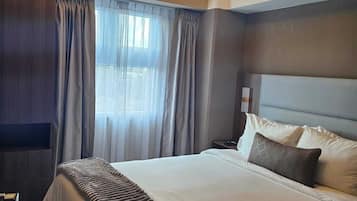 Apartemen Basic, 2 kamar tidur, balkon, pemandangan kota | Brankas, tirai kedap cahaya, kedap suara, dan setrika/meja setrika