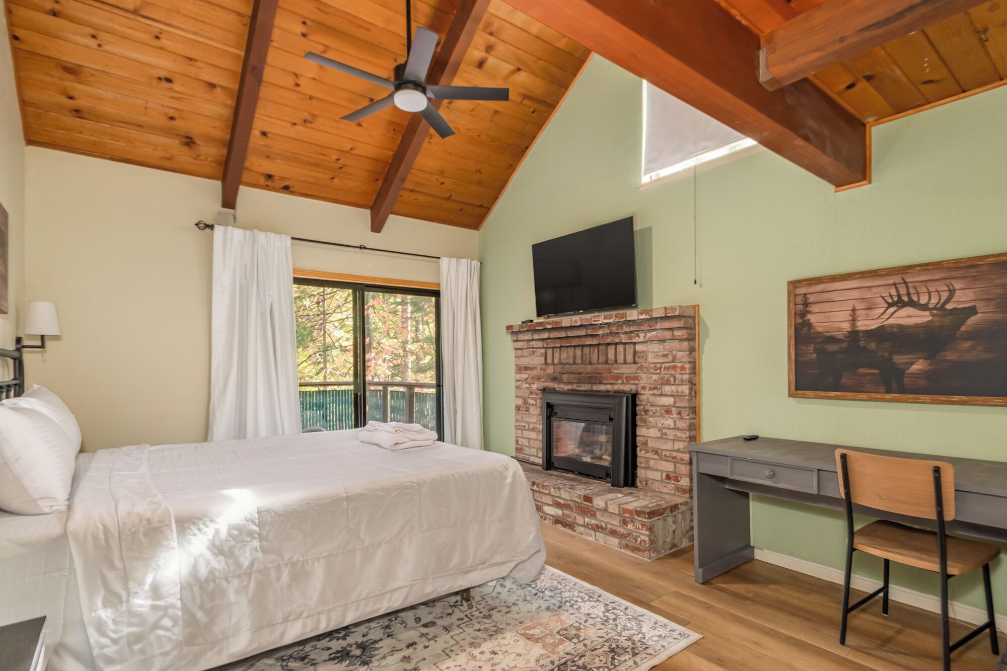 3 bedrooms, desk, WiFi, bed sheets