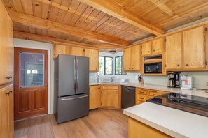 Fridge, microwave, oven, stovetop - The Play Pen- Hot Tub/ Sleeps 15 (Arnold)