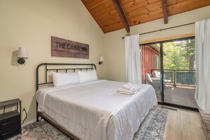 3 bedrooms, desk, WiFi, bed sheets - The Play Pen- Hot Tub/ Sleeps 15 (Arnold)