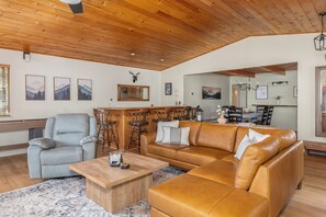 TV, fireplace, foosball - The Play Pen- Hot Tub/ Sleeps 15 (Arnold)