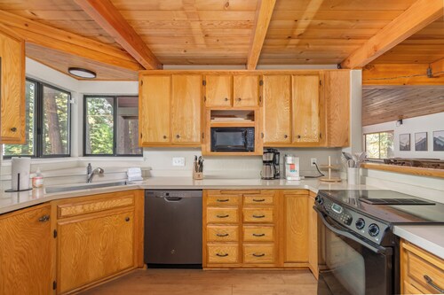 The Play Pen- Hot Tub/ Sleeps 15