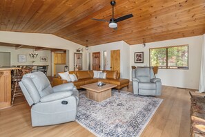 Televisión, chimenea y futbolito 