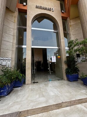 Exterior detail - Beautiful 1-bedroom apartment, indoor pool, free parking, close to everything (Marrakech)