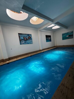 Indoor pool - Beautiful 1-bedroom apartment, indoor pool, free parking, close to everything (Marrakech)