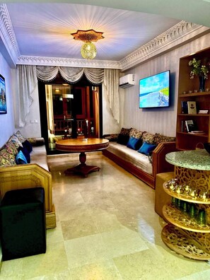 Smart TV, books - Beautiful 1-bedroom apartment, indoor pool, free parking, close to everything (Marrakech)