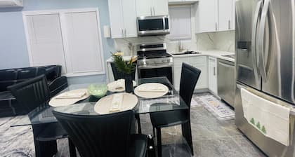 Your Dyker Heights - Escape Quiet & Beautiful Stay in Brooklyn