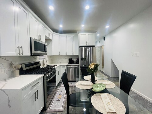 Your Dyker Heights - Escape Quiet & Beautiful Stay in Brooklyn