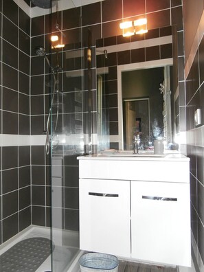 Shower, hair dryer, bidet, towels - La Maison Louis d' Amboise: large capacity in the city center! (Albi)